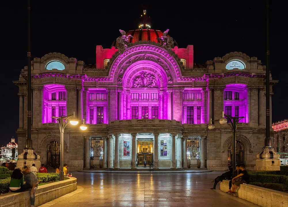 Palacio de Bellas Artes iluminado de noche en la Ciudad de México.
