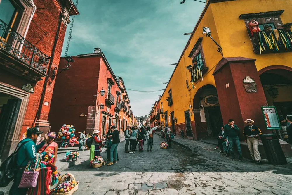 Calle mexicana de fachadas coloridas. Ubicación exacta sin confirmar.