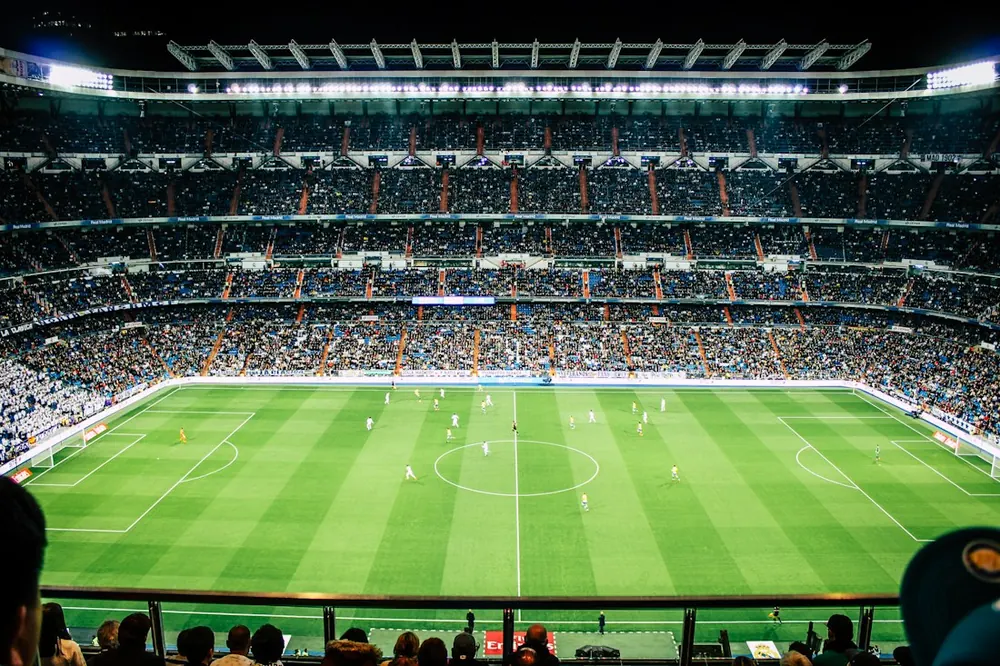 Partido de fútbol en un estadio lleno. Fotografía ilustrativa, sin identificación del recinto.