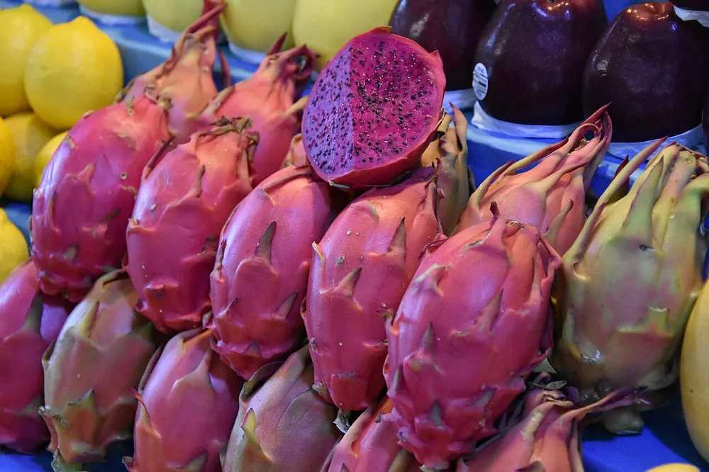 Pitahayas y fruta en el Mercado de San Juan de la Ciudad de México.