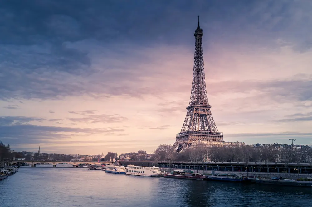 Torre Eiffel y el Sena en París.