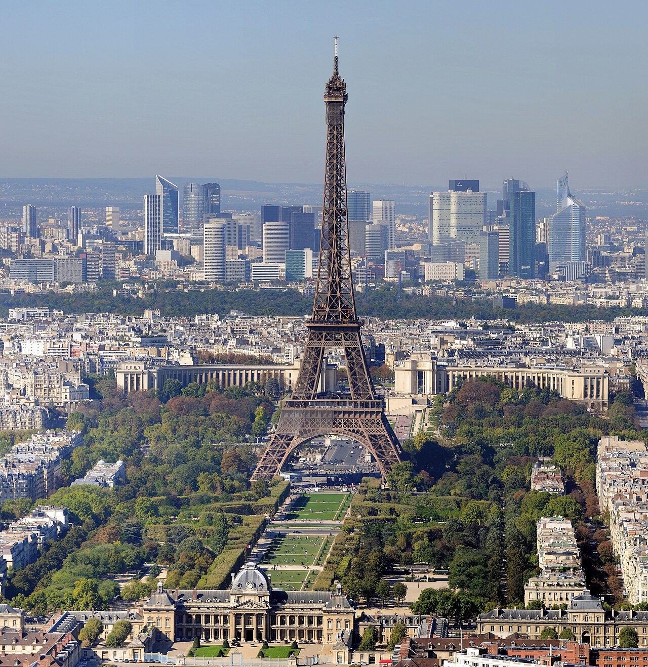 París: la Torre Eiffel y el Campo de Marte; con el distrito financiero de La Défense al fondo.