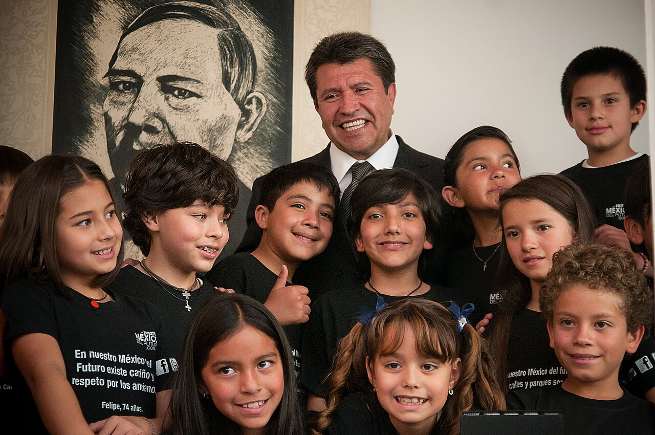 Le entregaron a Monreal, coordinador de campaña de AMLO, un libro con propuestas para el siguiente sexenio.